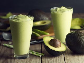 Smoothie med avocado og banan, æble, spinat,