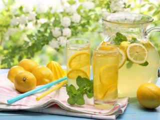 Hvordan man laver limonade derhjemme af citron
