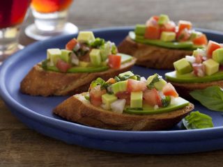 Bruschetta, avokado ja katkaravut, kala, rapu, muna