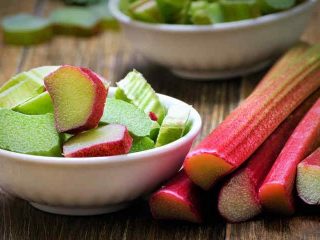 Cara Makan Rhubarb: Daun dan Petioles