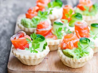 Tartlets med avokado og reker, ost, fisk