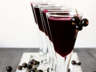 Pakastetun mustaherukan tinktuura: vodkalla, kuutamolla, alkoholilla