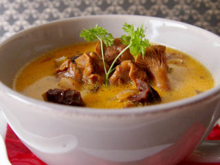 Sup Chanterelle: resipi dengan ayam, krim, daging lembu, Finlandia