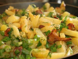 Chanterelles goreng dengan kentang: cara memasak, resipi