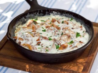 Ceptas gailenes krējumā ar sīpoliem: kā gatavot, receptes