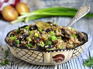 บัควีทกับวุ้นน้ำผึ้ง: สูตรในหม้อในหม้อหุงช้าในไมโครเวฟในกระทะ