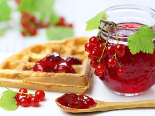 Sarkano jāņogu recepte ar cukuru bez vārīšanas