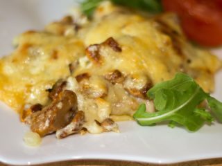 Babi dengan chanterelles: dengan kentang, sos berkrim, dalam periuk