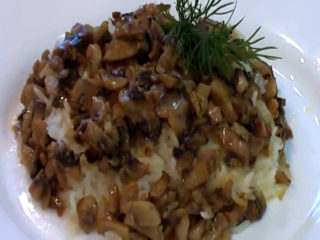 Pilaf กับเห็ด: สูตรที่มีและไม่มีเนื้อสัตว์ภาพถ่ายทีละขั้นตอน