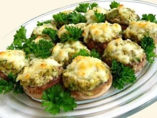 Champignons ในไมโครเวฟ: สูตรทั้งหมดพร้อมชีสมันฝรั่งและมายองเนส