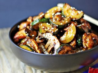 Hvordan lage courgette med sopp: i en sakte komfyr, i ovnen