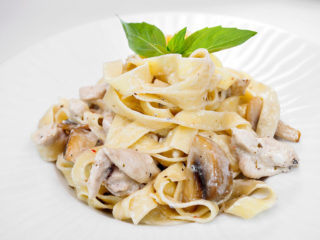 Tagliatelle ja purasieniä kermakastikkeessa