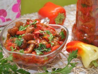 Medus sēnes tomātu mērcē: ar sīpoliem, tomātiem, pikantām