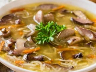Sup ayam dengan champignon dan mi: resipi langkah demi langkah dengan foto