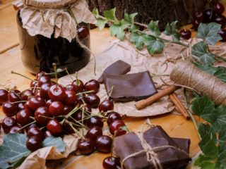 Ķiršu ievārījums ar šokolādi ziemai: pārsteidzošas receptes