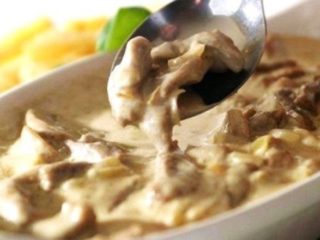 Austeru sēnes skābā krējuma pannā un cepeškrāsnī: ar sīpoliem, kartupeļiem, cūkgaļu