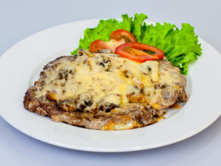 Cūkgaļa ar baravikām: krāsnī, lēnā plīts