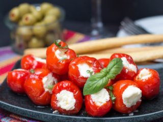 Pipari, kas ziemai pildīti ar sieru: feta, fetas siers, eļļā