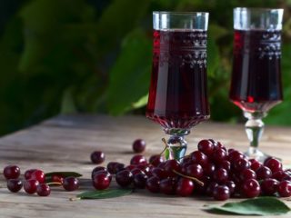 Kirsikka-tinktuura alkoholilla: reseptit ruoanlaittoon tuoreista, kuivatuista, pakastetuista marjoista, luista