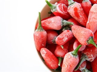 Er det mulig å fryse varm paprika til vinteren: oppskrifter og metoder for frysing i fryseren hjemme