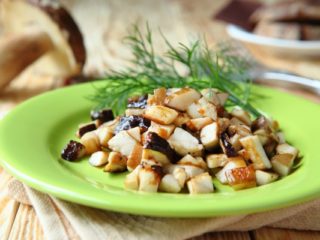 Kā cept cūkas ar sīpoliem: receptes un kalorijas