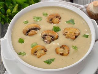 Sup krim cendawan dari champignons: resipi dengan foto