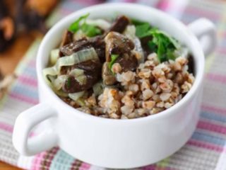 Griķi ar baravikām un sīpoliem: recepte