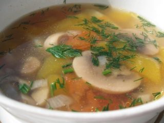 Zupa ar šampinjoniem un kartupeļiem: garšīgas receptes no svaigām, saldētām, konservētām sēnēm