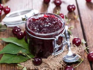 Cherry confit (confiture): oppskrifter på en kake, på cupcakes laget av friske og frosne bær