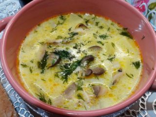 Porcini sēņu zupa ar kausētu sieru: receptes