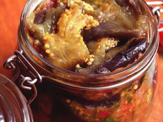 Armensk aubergine forretter til vinteren