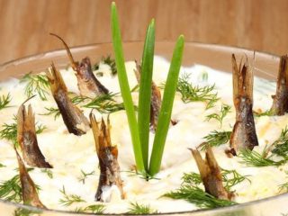 Zivju salāti dīķī ar šprotēm: fotogrāfijas + receptes