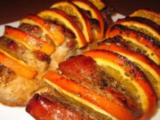 Cepeškrāsnī cepta cūkgaļa ar apelsīniem: folijā, ar mērci