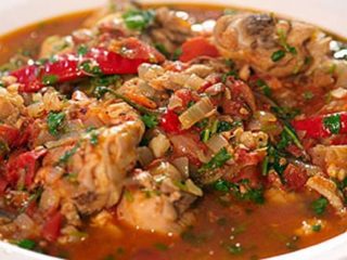 Chicken chakhokhbili: oppskrifter i en langsom komfyr