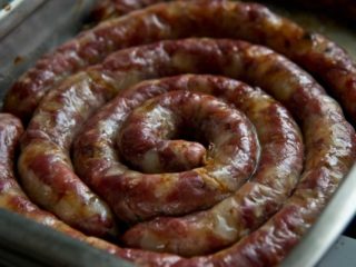 Kaip virti naminę kiaulienos dešrą žarnyne orkaitėje