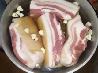 วิธีการใส่น้ำมันหมูในน้ำเกลือ: สำหรับการสูบบุหรี่ในขวดในภาษายูเครนพร้อมกระเทียม
