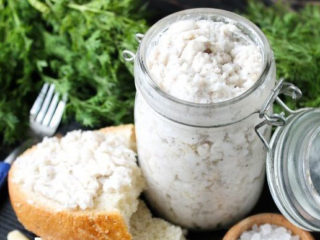 Kuinka tehdä pastetta sardista valkosipulilla ja yrtteillä, sipulilla