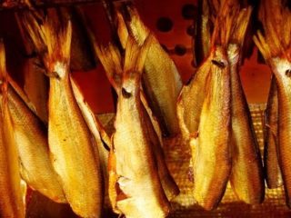 Mājās auksti un karsti kūpināta siļķe