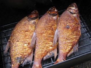 Kuinka tupakoit kuumaa savustettua ristikarppi savustamossa, kotona