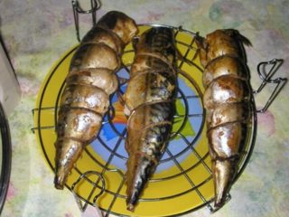 Cik un kā mājās smēķēt karsti kūpinātu skumbriju: foto + video