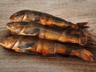 Kuinka ja kuinka paljon polttaa raspia kuumassa, kylmäsavustetussa savustamossa