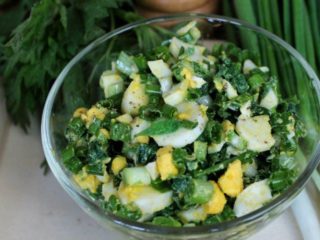 Nātru salāti: receptes ar fotogrāfiju, ar olu, ar gurķi