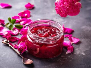 Kā pagatavot rožu ziedlapu ievārījumu: noderīgas īpašības, kā pagatavot