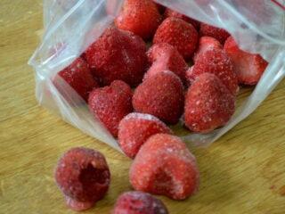 Cara membekukan strawberi di rumah dengan betul untuk musim sejuk