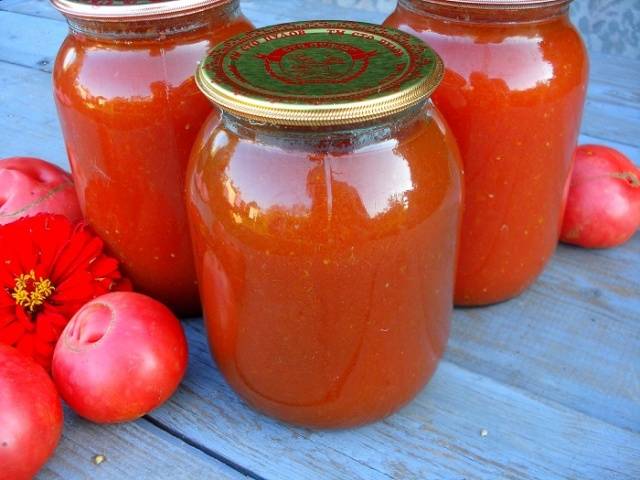 Jugo de tomate para el invierno.