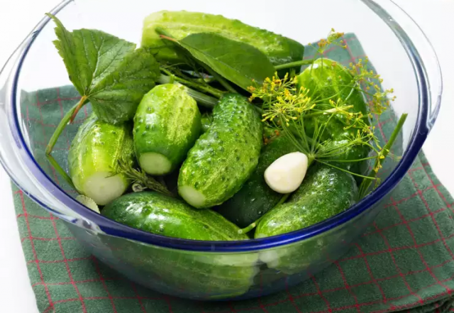 Cómo cocinar pepinos ligeramente salados con salmuera fría.