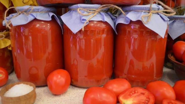 Jugo de tomate para el invierno.
