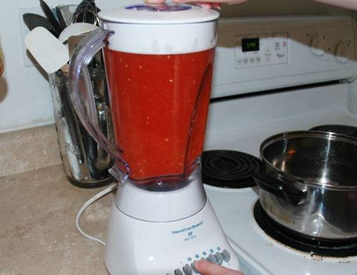 Jugo de tomate para el invierno.