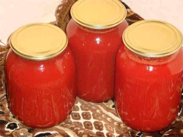 Jugo de tomate para el invierno.