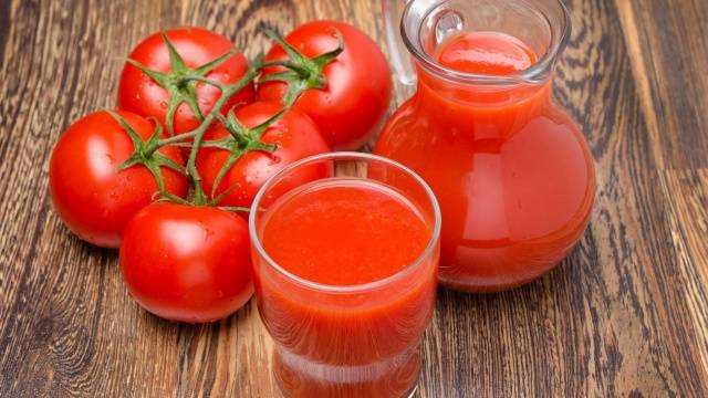 Jugo de tomate para el invierno.